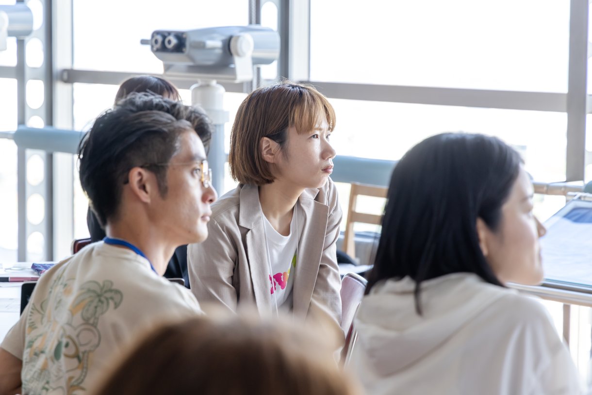 ゲストの話に耳を傾ける参加者