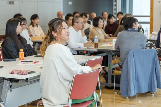 話を聞く参加者