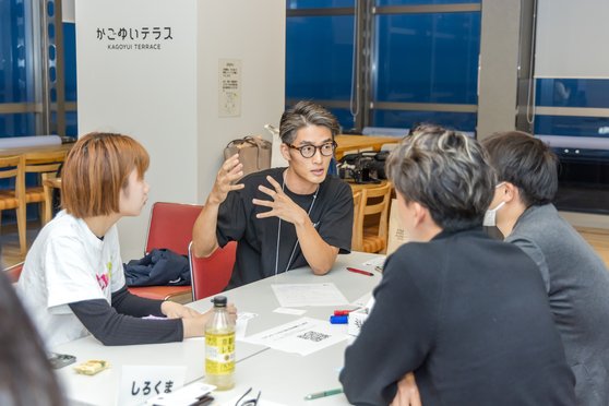 テーブルで語り合う参加者