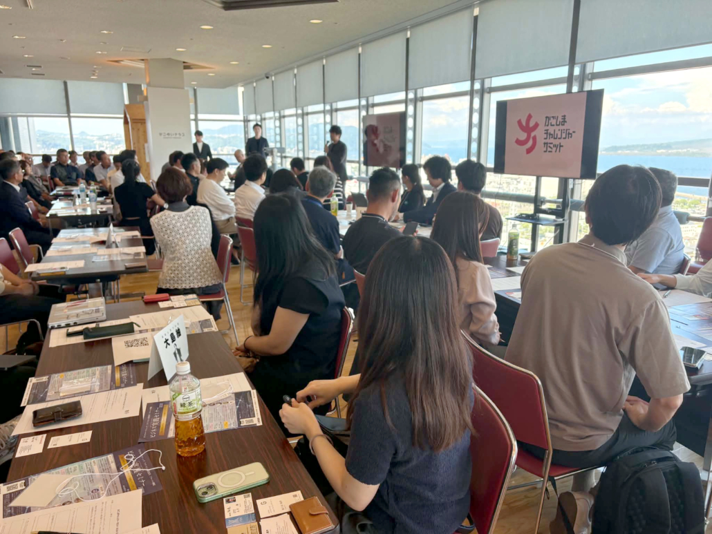 鹿児島県庁18階かごゆいテラスで開かれた第1回かごチャレの会場。県内外から県内外から70名を超える方が集まり満員御礼
